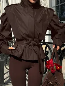 Detailansicht einer braunen Windjacke im französischen Stil mit Taillenschnürung.