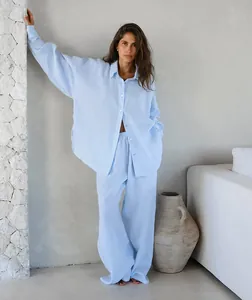 Modella che indossa un set casual di camicia in lino azzurro e pantaloni a gamba larga