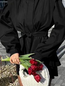 Eleganter französischer schwarzer Trenchcoat mit Bindegürtel und Puffärmeln Detail