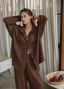 Completo due pezzi in cotone e lino marrone con camicia oversize e pantaloni larghi a vita alta.