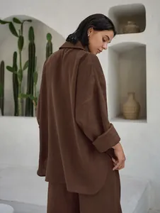 Elegante completo in lino marrone da donna con camicia ampia e pantaloni larghi