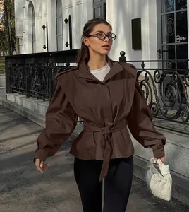 Stilvoller brauner Trenchcoat im französischen Stil mit Gürtel und Puffärmeln für den Herbst