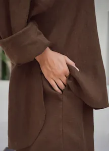 Primo piano del dettaglio della tasca su un set casual due pezzi in cotone e lino marrone.