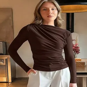 Elegant nauwsluitend bruin shirt met lange mouwen en gerimpeld design voor de herfstmode dames