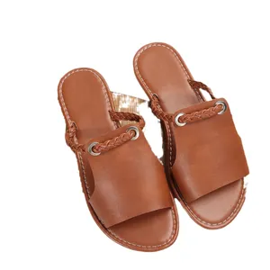 Elegante bruine dames zomerslippers met gevlochten bandjes en decoratieve metalen oogjes