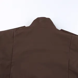 Nahaufnahme von dem sauberen Revers und den Schulternähten eines braunen Trenchcoats