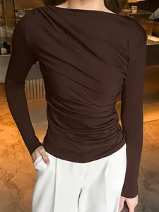 Gerimpeld nauwsluitend basis-shirt met lange mouwen in koffiebruin met een boothals