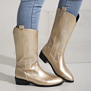 Bottes de cow-boy dorées métallisées pour femmes avec broderies blanches et talons