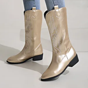 Vue détaillée de bottes de cowboy dorées métallisées avec broderie blanche et talons carrés