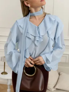 Elegante blusa de gasa azul claro de manga larga con volantes y cuello en V para mujer