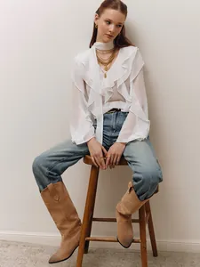 Elegante blusa blanca con cuello en V, volantes y manga larga para mujer estilo
