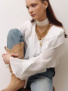 Elegante blusa blanca de manga larga con cuello en V y volantes para mujer corte holgado