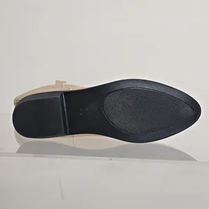 Détail de la semelle en caoutchouc noir antidérapante pour bottes à bout pointu femme