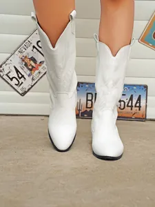 Vue frontale détaillée de bottes de cowboy western blanches brodées pour femmes