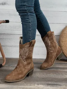 Vue détaillée de bottes de cowboy marron pour femmes avec broderies et talons épais