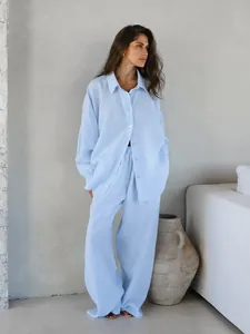 Completo due pezzi in lino azzurro oversize con camicia a maniche lunghe e pantaloni