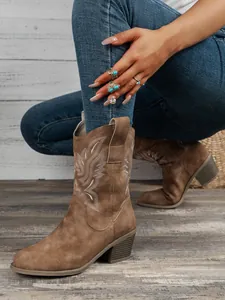 Vue détaillée de bottes de cowboy marron avec broderies élégantes et talons carrés
