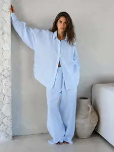 Completo due pezzi oversize in cotone e lino azzurro con camicia e pantaloni larghi