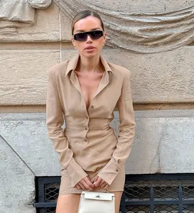 Elegante vestido mini caqui con textura de manga larga, cintura entallata y drapeado
