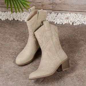 Bottes western rétro beiges brodées, décolleté en V, bout pointu et talon carré épais