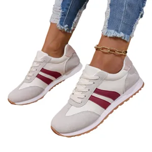 Sneakers casual da donna bianche con strisce bordeaux e dettagli in pelle scamosciata grigia