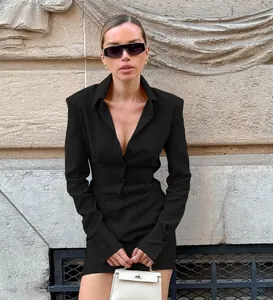 Vista detallada del vestido corto negro texturizado de manga larga con pliegues
