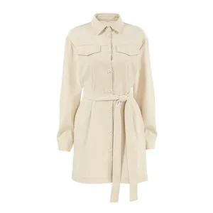 Elegantes khakifarbenes Langarm-Hemdkleid mit Gürtel, Kragen und praktischen Taschen