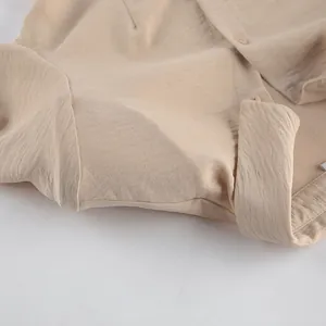 Primer plano de la rica textura de la tela arrugada caqui de un vestido de manga larga