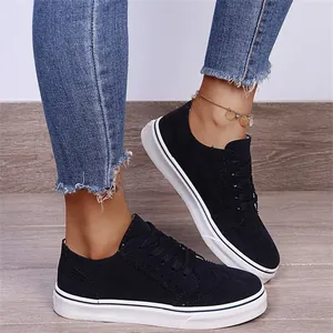 Detail der schwarzen Wildleder-Sneaker mit weißer Sohle für den Freizeitlook