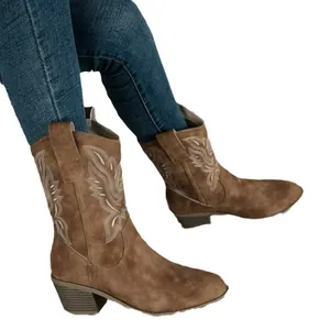 Bottes western vintage brodées avec bout pointu et talon épais en daim marron