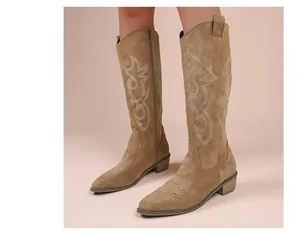 Bottes de cowboy mi-mollet brodées en daim beige vintage avec talon épais chic