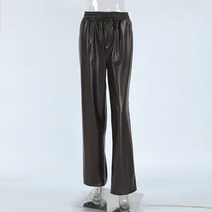 Vue détaillée d'un pantalon en similicuir mat gris avec taille haute et coupe jambe large