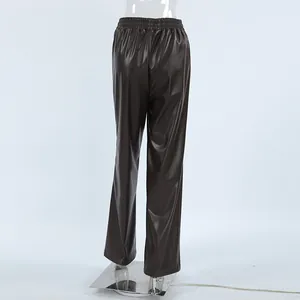 Vue arrière détaillée d'un pantalon décontracté en similicuir mat marron foncé à taille haute