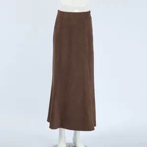 Elegante gonna midi in velluto opaco marrone a vita alta esposta su un supporto per manichini