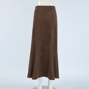 Dettaglio di una gonna lunga vintage in finto camoscio marrone a vita alta per donna