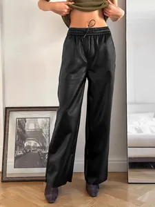 Détail d'un pantalon en similicuir mat à taille haute avec cordon de serrage