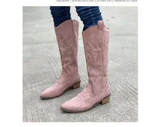 Bottes de cowboy vintage en daim rose avec broderie blanche et petit talon carré sur rue