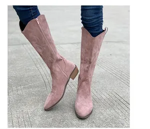 Bottes Western roses à broderies vintage avec talon bloc, vue de style rue en extérieur