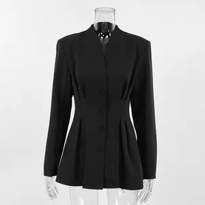 Detailansicht eines schwarzen Blazers mit V-Ausschnitt, Taillenfalte und Einreiher.