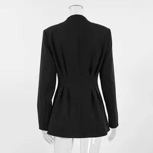 Rückansicht eines schwarzen Damenblazers mit eleganten Falten an der schmalen Taille.