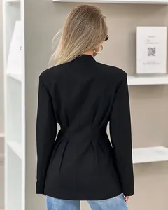 Rückansicht eines schwarzen Slim-Fit-Blazers für Damen mit elegantem Faltendesign an der Taille.