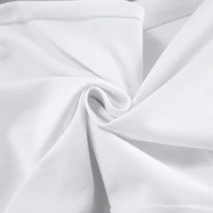 Κοντινό πλάνο λευκού βαμβακερού υφάσματος twill για casual παντελόνια σε ίσια γραμμή