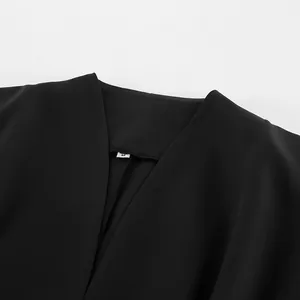 Detailaufnahme des tiefen V-Ausschnitts und des Größenetiketts dieses schwarzen Blazers.