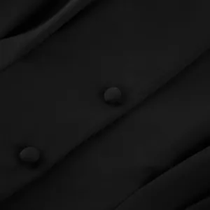 Detailansicht der schwarzen stoffbezogenen Knöpfe und des plissierten Taillendesigns