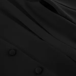 Makroaufnahme von schwarzem Blazer-Stoff mit eleganten bezogenen Knöpfen und Falten