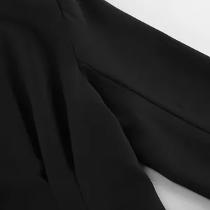 Nahaufnahme des eleganten schwarzen Plissee-Taillendesigns eines maßgeschneiderten Büro-Blazers
