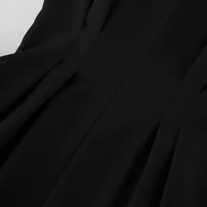 Nahaufnahme der Falten-Taillendetails an einem klassischen schwarzen Damenblazer