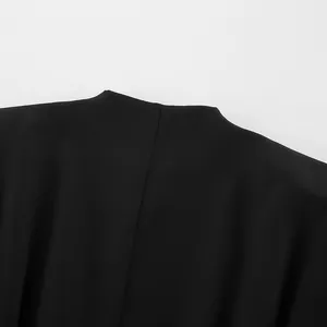 Detailansicht des hinteren Ausschnitts und der Schulternaht eines schwarzen Blazers
