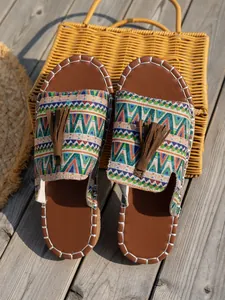 Sandalias de playa planas bohemias para mujer con estampados geométricos de colores y borlas