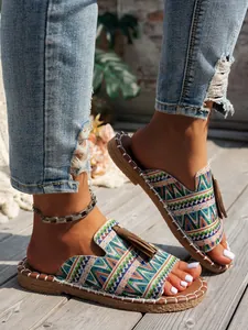 Sandalias de playa planas de estilo bohemio con tela tejida colorida y borlas marrones